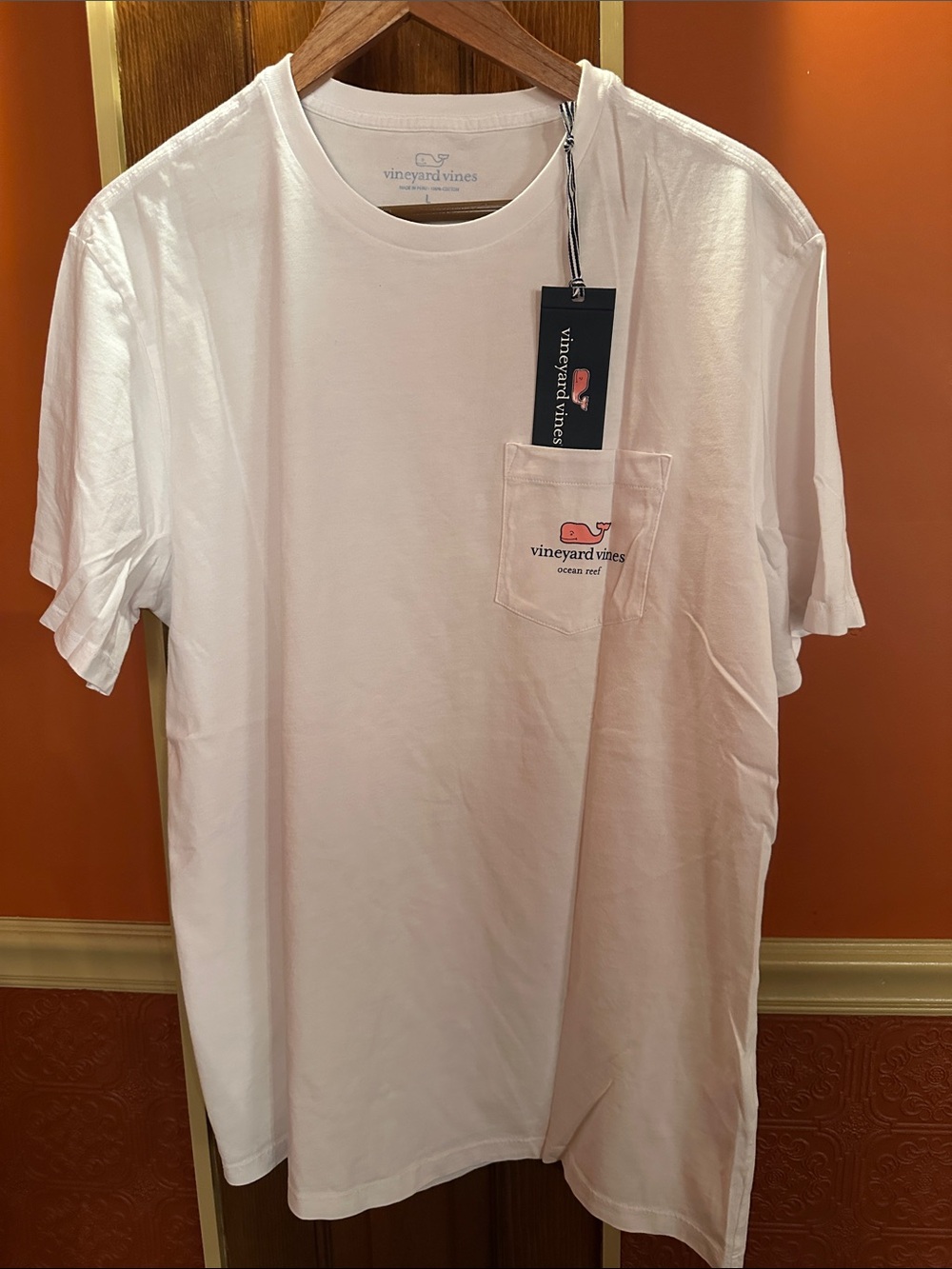 Vineyard Vines Men’s White Short-Sleeve Pocket Tee with Pink Whale new , M